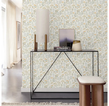 Flur mit floral gemusterter Tapete, Konsole und Hocker