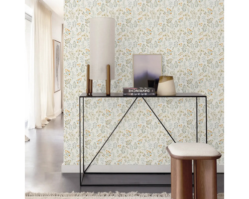 Flur mit floral gemusterter Tapete, Konsole und Hocker