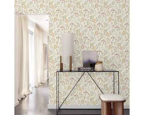 Flur mit Blumentapete, Konsole, Lampe und Hocker