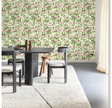 Heller Raum mit Esstisch und floral gemusterter Tapete