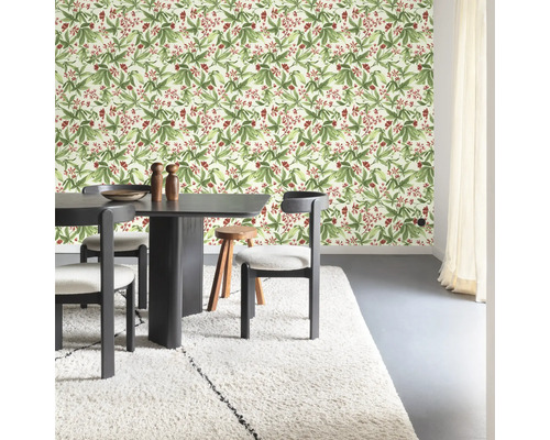 Heller Raum mit Esstisch und floral gemusterter Tapete