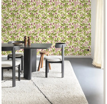 Esszimmer mit floraler Tapete, Esstisch und Hochflorteppich