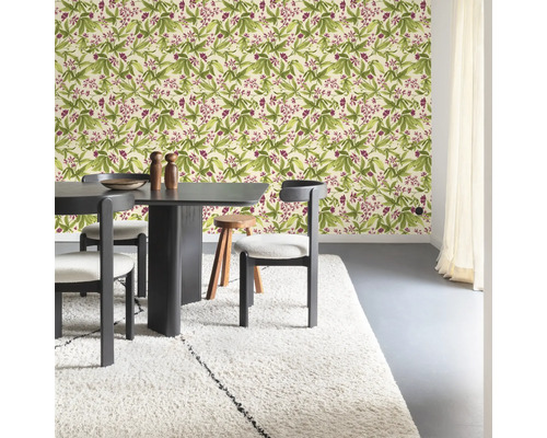 Esszimmer mit floraler Tapete, Esstisch und Hochflorteppich