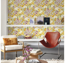Wohnzimmer mit floraler Tapete, Regalen und Sesseln