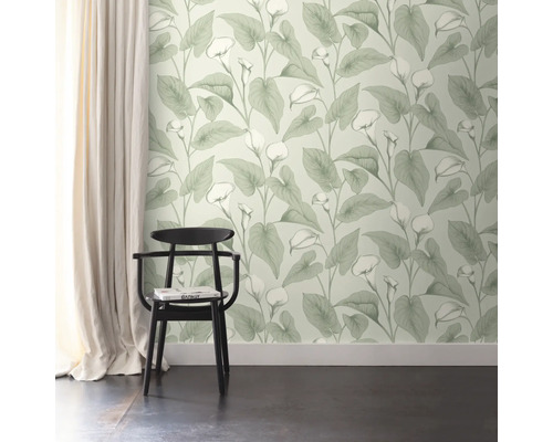 Raumansicht mit floraler Tapete, Stuhl und Vorhang