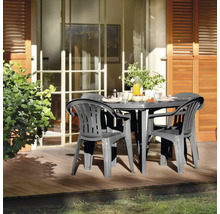 Gartenszene mit rundem Tisch und vier Stühlen auf einer Holzterrasse