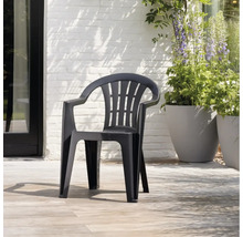 Schwarzer Gartenstuhl aus Kunststoff auf Terrasse