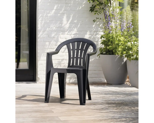 Schwarzer Gartenstuhl aus Kunststoff auf Terrasse