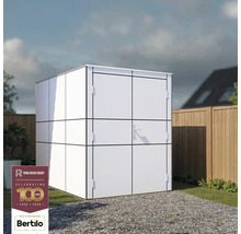 Gartenschrank aus Metall auf Kieselfläche vor einem Garten