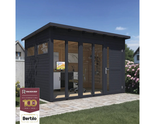 Modernes Gartenbüro mit Holzverkleidung, großen Glasfenstern und Büroeinrichtung