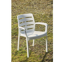 Kunststoff Gartenstuhl mit Armlehnen im Freien