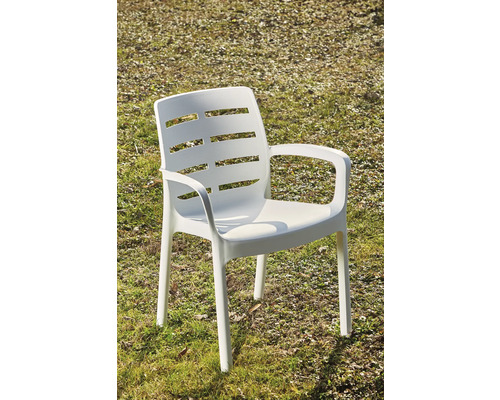 Kunststoff Gartenstuhl mit Armlehnen im Freien