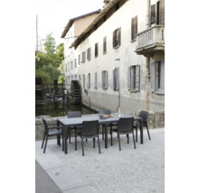 Gartenmöbel-Set mit Tisch und Stühlen vor historischer Kulisse