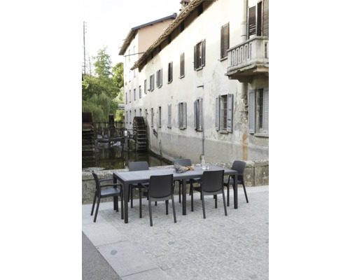 Gartenmöbel-Set mit Tisch und Stühlen vor historischer Kulisse