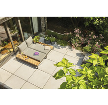 Terrasse mit Steinplatten, Gartenmöbeln und Bepflanzung für den Aussenbereich.