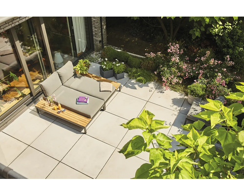 Terrasse mit Steinplatten, Gartenmöbeln und Bepflanzung für den Aussenbereich.