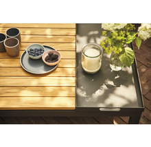 Gartentisch mit Getränken, Obst und Dekoration