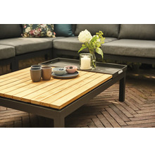 Gartentisch mit Holzplatte und Dekoration auf Terrasse