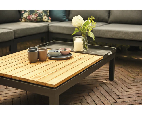 Gartentisch mit Holzplatte und Dekoration auf Terrasse