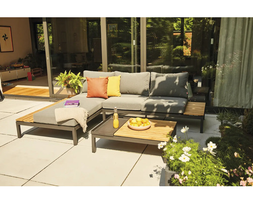 Gartenszene mit Lounge-Set und Couchtisch auf einer Terrasse