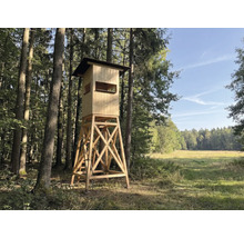Hochsitz aus Holz im Wald