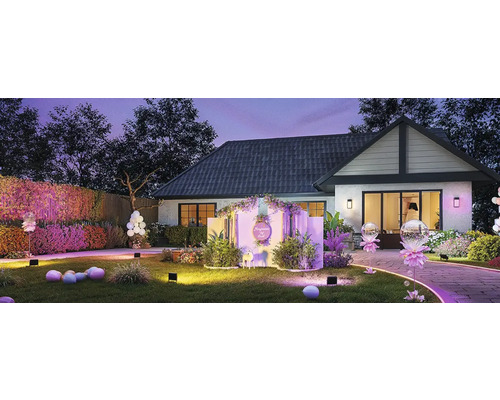 Dekorierter Garten mit Gartenleuchten zur Beleuchtung