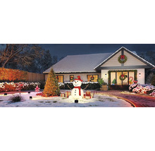 Weihnachtlich dekoriertes Haus mit Schneemann, Weihnachtsbaum und Beleuchtung