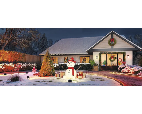 Weihnachtlich dekoriertes Haus mit Schneemann, Weihnachtsbaum und Beleuchtung