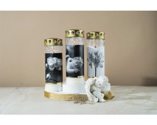 Drei Grablichter mit verschiedenen Motiven und einer Engelsfigur