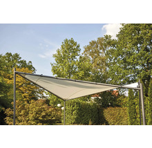 Triangelförmiges Sonnensegel aus Stoff mit Metallrahmen im Garten