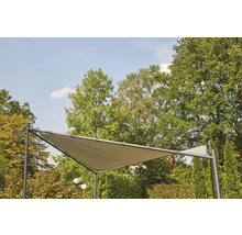 Dreieckiges Sonnensegel im Garten mit Bäumen