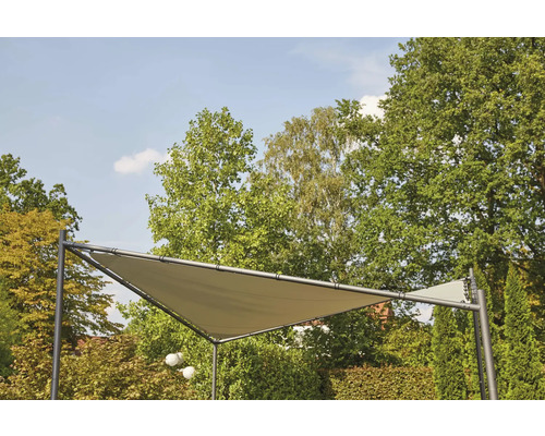 Dreieckiges Sonnensegel im Garten mit Bäumen