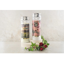 Zwei Grablichter mit christlichen Motiven, inklusive Kreuz und Rosenmuster