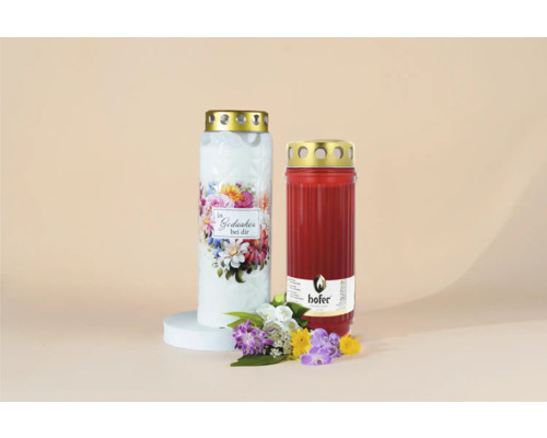 Zwei Grablichter mit Blumenschmuck