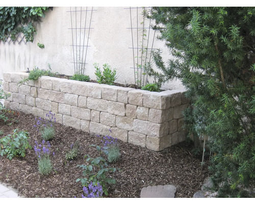 Garten mit Hochbeet aus Stein und Pflanzen