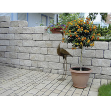 Gartenmauer mit Pflanzkübel und Dekoration