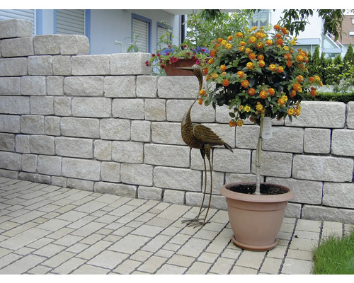 Gartenmauer mit Pflanzkübel und Dekoration