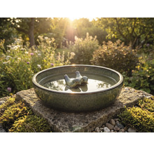 Vogeltränke aus Keramik mit Vogeldekor im Garten