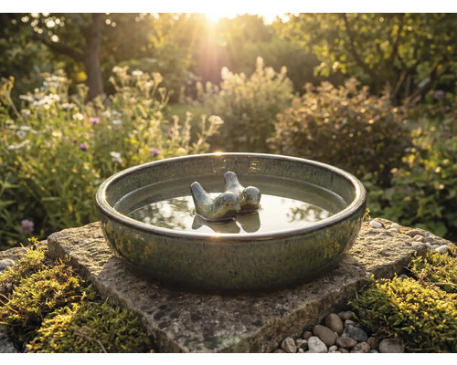 Vogeltränke aus Keramik mit Vogeldekor im Garten