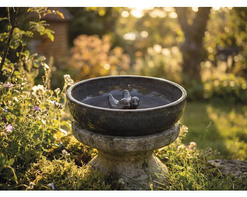 Vogeltränke aus Keramik mit Vogelmotiven im Garten