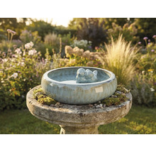 Vogeltränke aus Keramik mit Vogelpaar im Garten