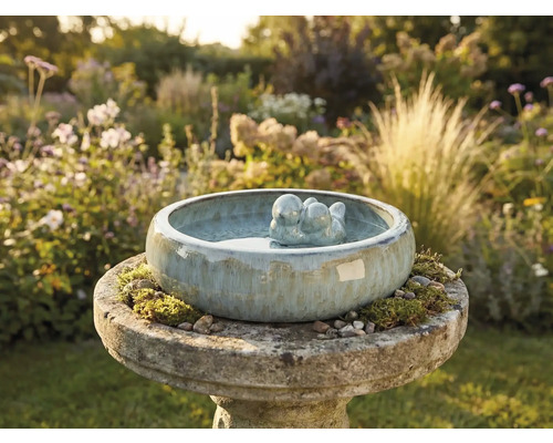 Vogeltränke aus Keramik mit Vogelpaar im Garten