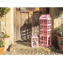 Dekorative Metallhäuser in verschiedenen Größen vor einer Haustür