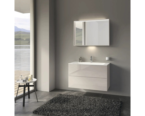 Modernes Badezimmer mit Waschbeckenunterschrank, Spiegel und Teppich