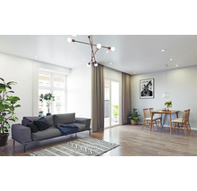 Modernes, helles Wohn- und Esszimmer mit Sofa, gemustertem Teppich, Holztisch, Stühlen, bodentiefen Fenstern, Vorhängen und Deckenleuchten.