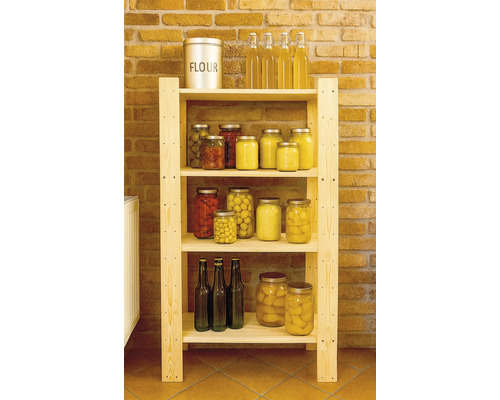 Holzregal mit Konserven, Flaschen und einem Behälter mit der Aufschrift Mehl