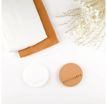 Zwei Stoffmuster in Weiß und Terrakotta mit dazugehörigen Farbmustern