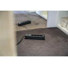 Steckdosenleiste mit fünf Anschlüssen auf Teppichboden