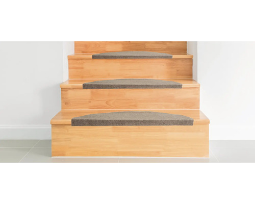 Holztreppe mit Teppichstufenmatten