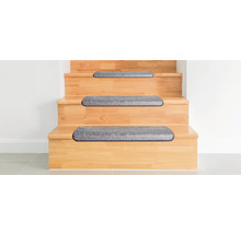 Holztreppe mit grauen Treppenmatten